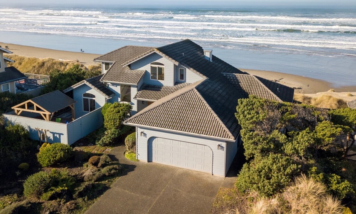 Florence House | Breathtaking Oceanfront Getaway