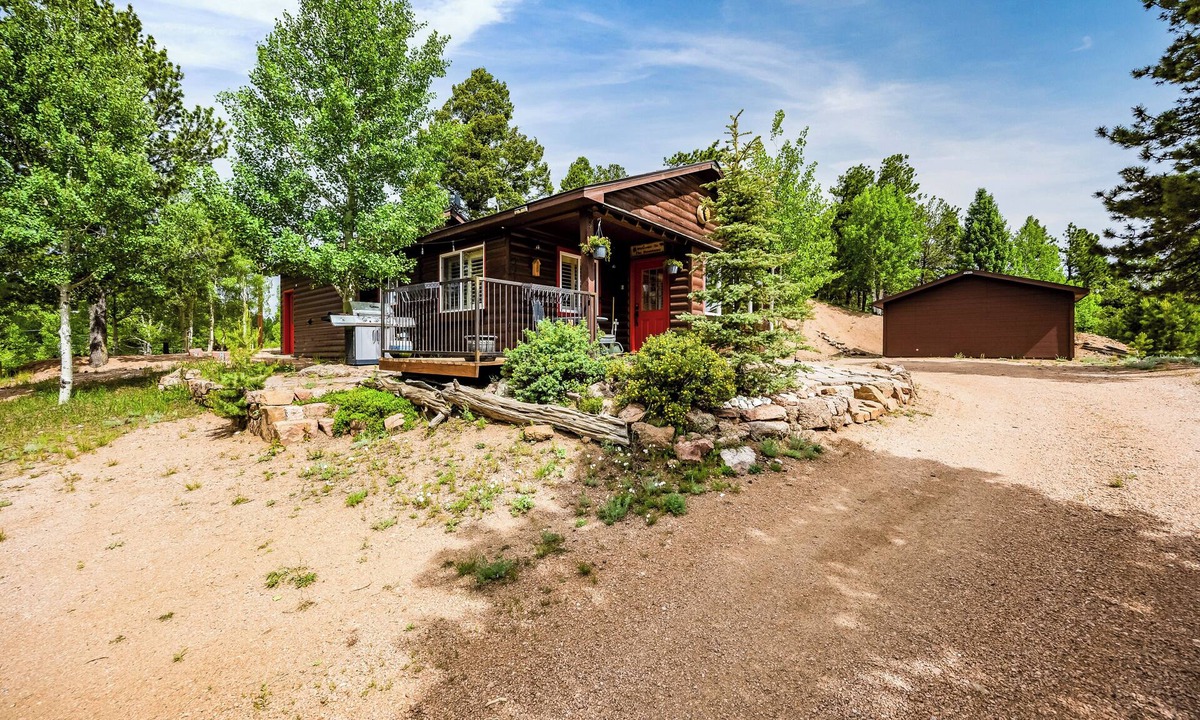 Rainbow Valley House | Breathtaking Pike's Peak View from Adorable Mountain Cabin