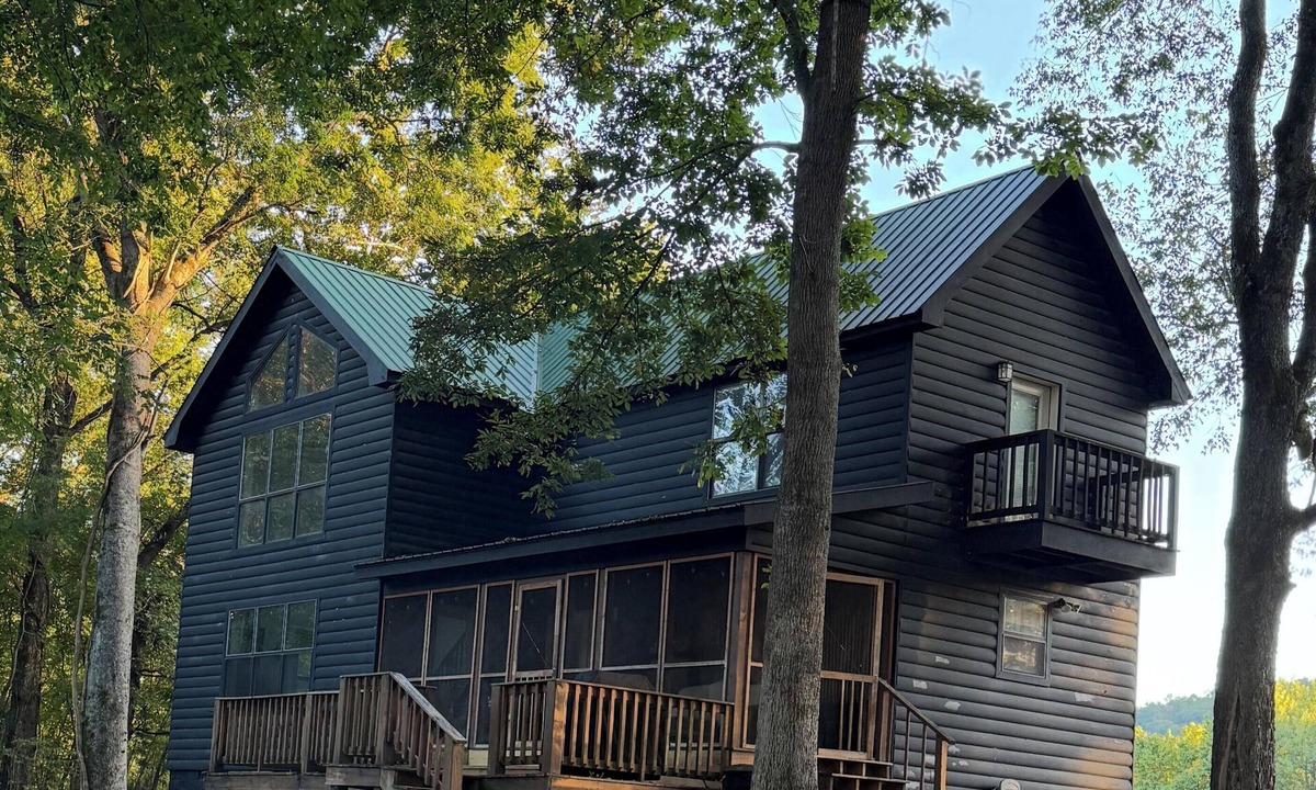 Boswell House | Breathtaking river stay: 3 bedrooms, big views, and pure mountain quiet.