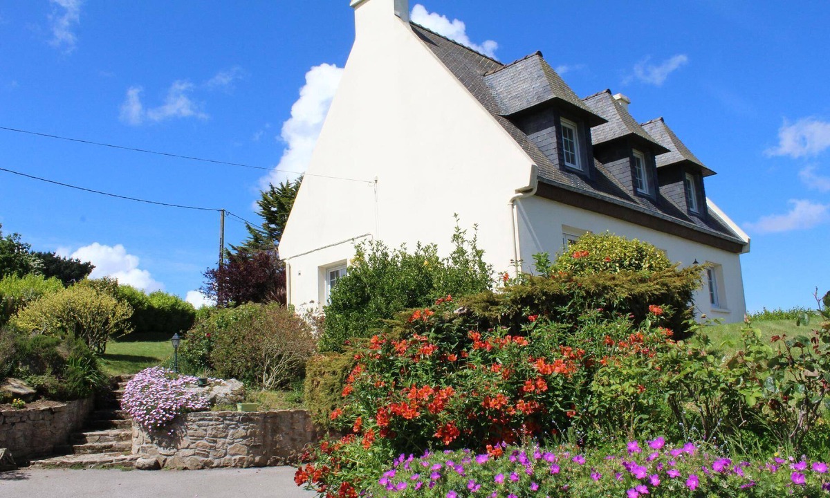 Goulven House | Breathtaking sea view with large garden