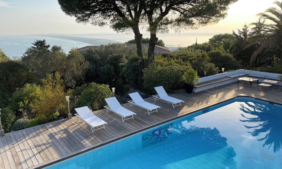 Sete Villa | Breathtaking sea views from the summit of Mont Saint Clair.