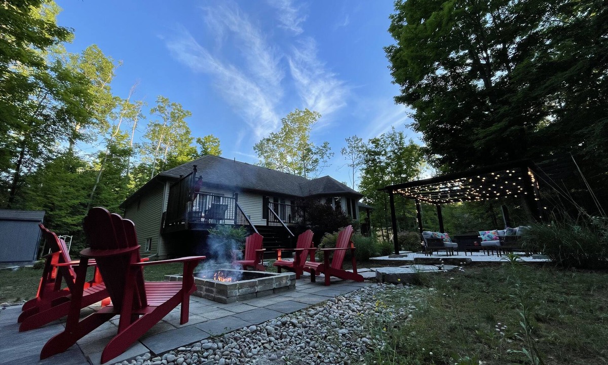 Lafontaine House | Breathtaking Serene cottage with Hot Tub (Pet-Friendly!)