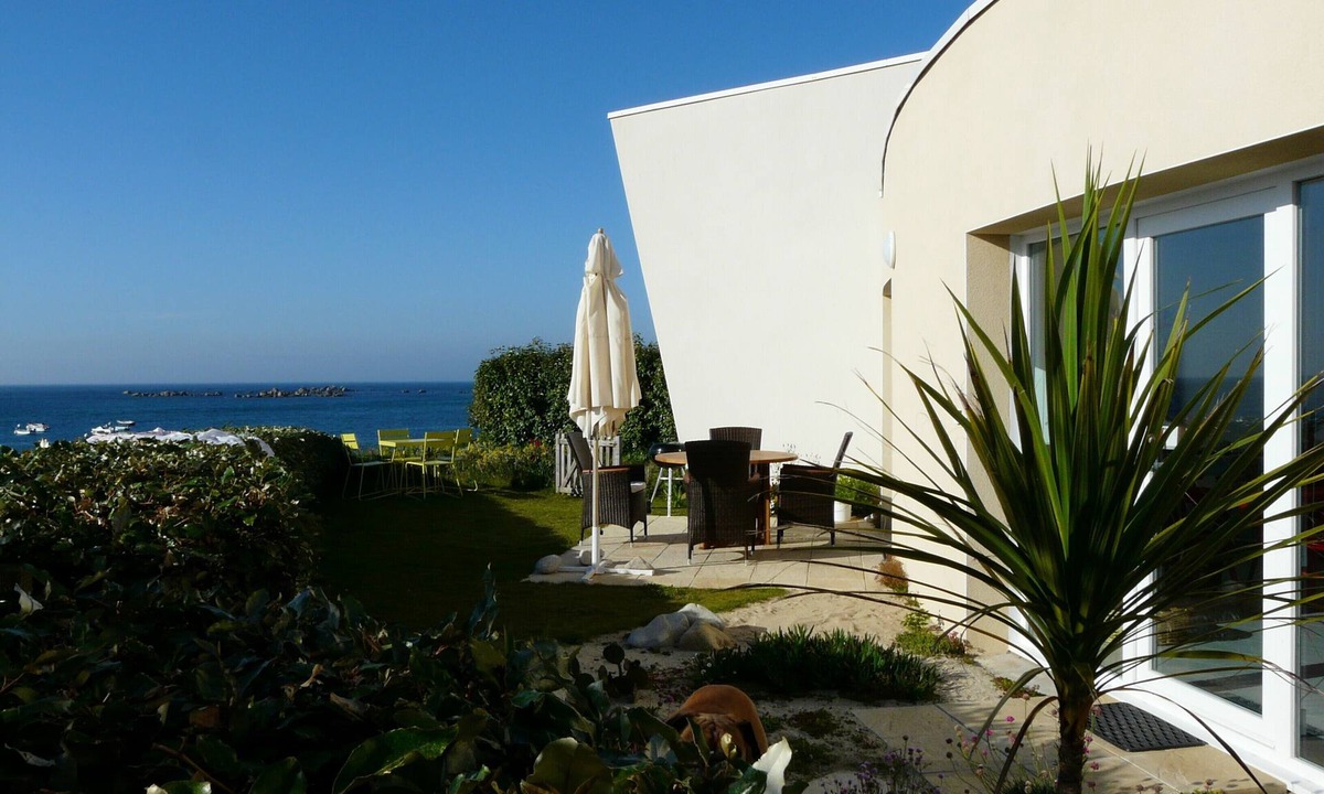 Cleder Apartment | Breathtaking view for this beautiful waterfront apartment.