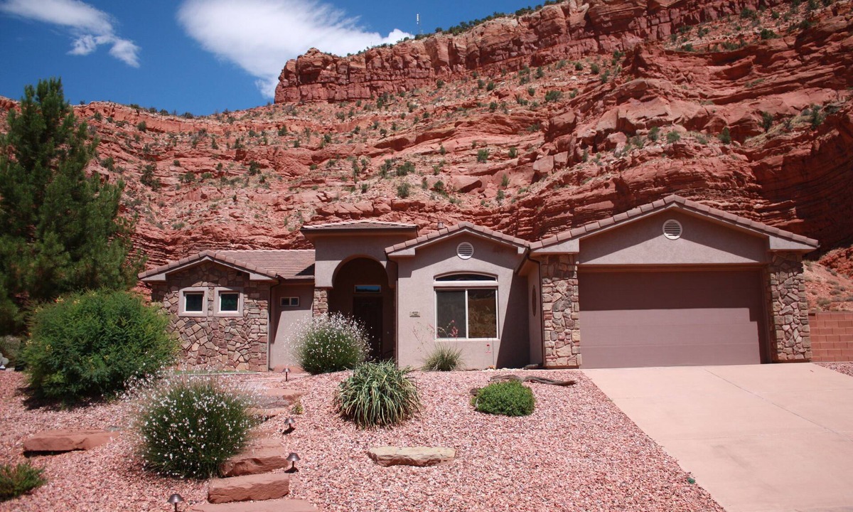 Kanab House | Breathtaking View of Red Cliffs