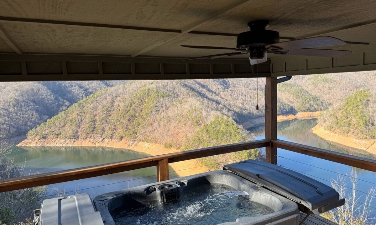 Bryson City Cabin | Breathtaking Views of Mountains & Lake - Hot Tub - Fragrance Free