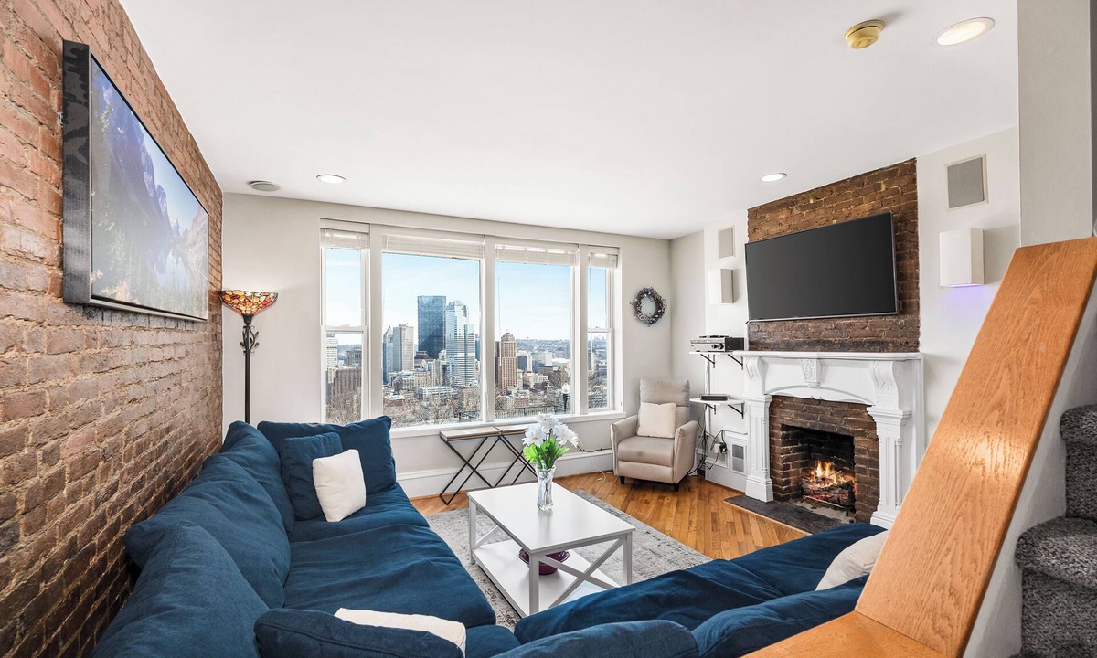 Mount Washington House | Breathtaking views of Pittsburgh from Mt. Washington! Rooftop deck + parking!