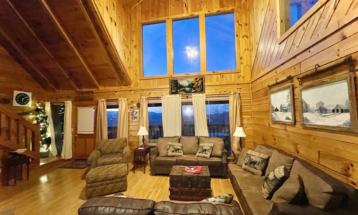 Gatlinburg Cabin | Breathtaking views of the mountains sleeps 8.