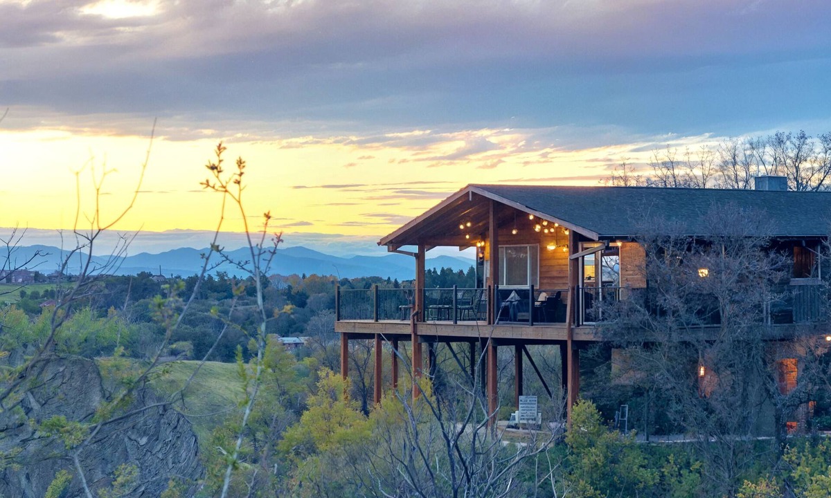 Castle Rock House | Breathtaking Views in Castle Pines North