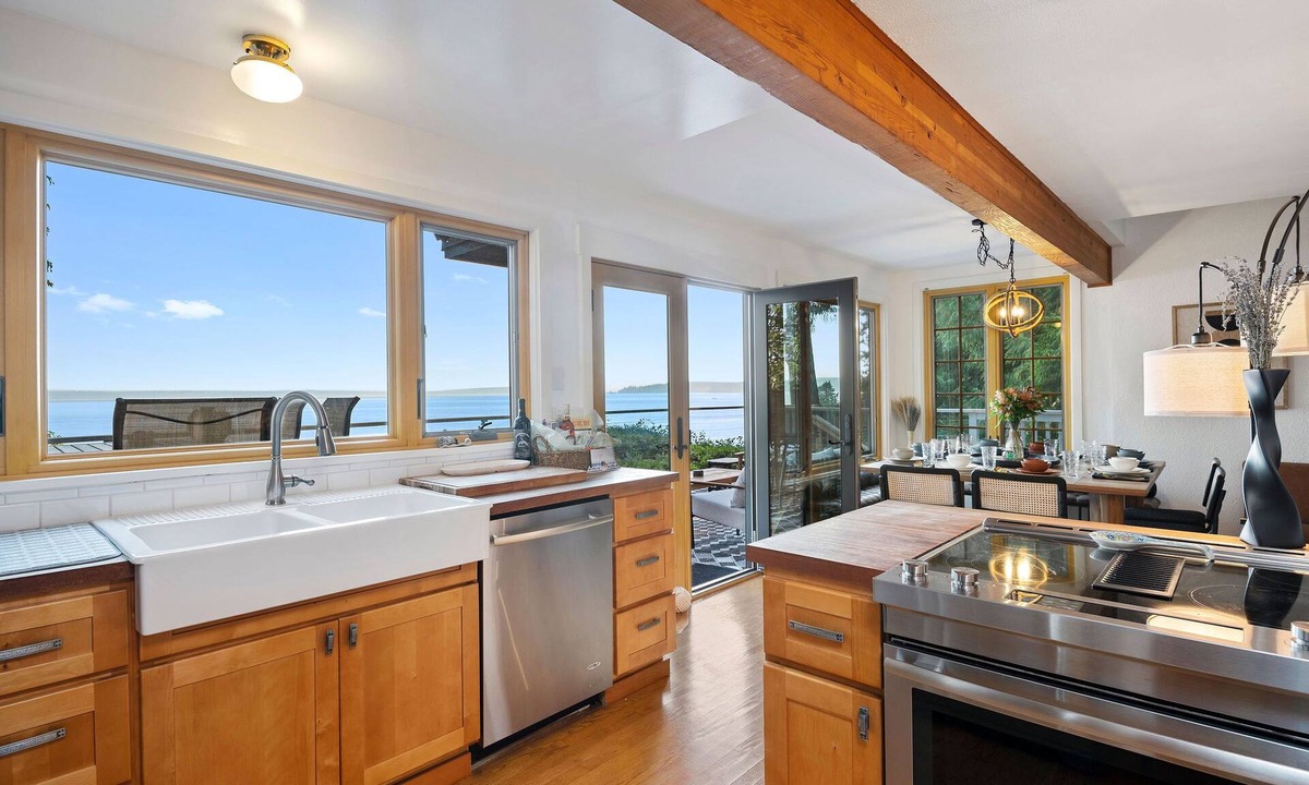 Suquamish House | Breathtaking Waterfront Home w Beach /Hot Tub