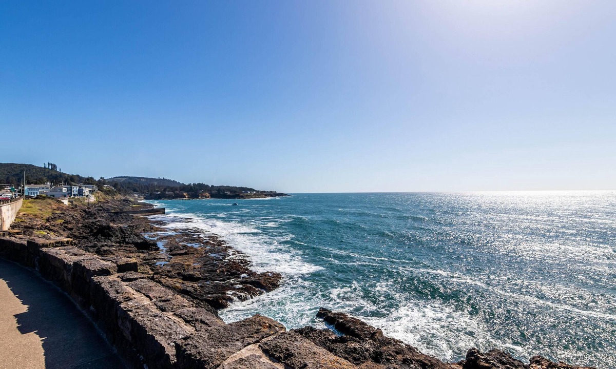 Lincoln Beach House | Breeze On Inn