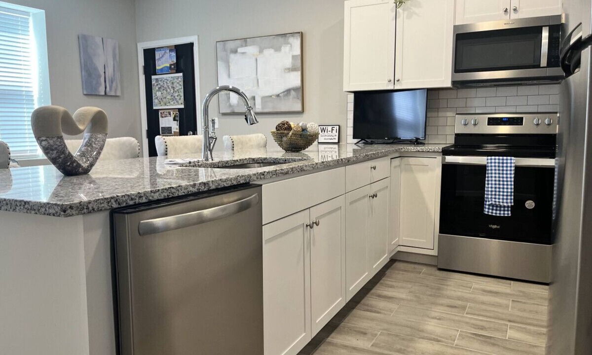 Newport Apartment | Breeze on Monmouth!