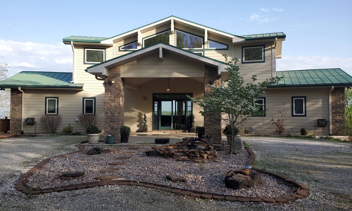 Lost Bridge Village House | BREEZY & LUCKY'S: Lakeview Home & Cottage on 5 Acres! Close to Marina.