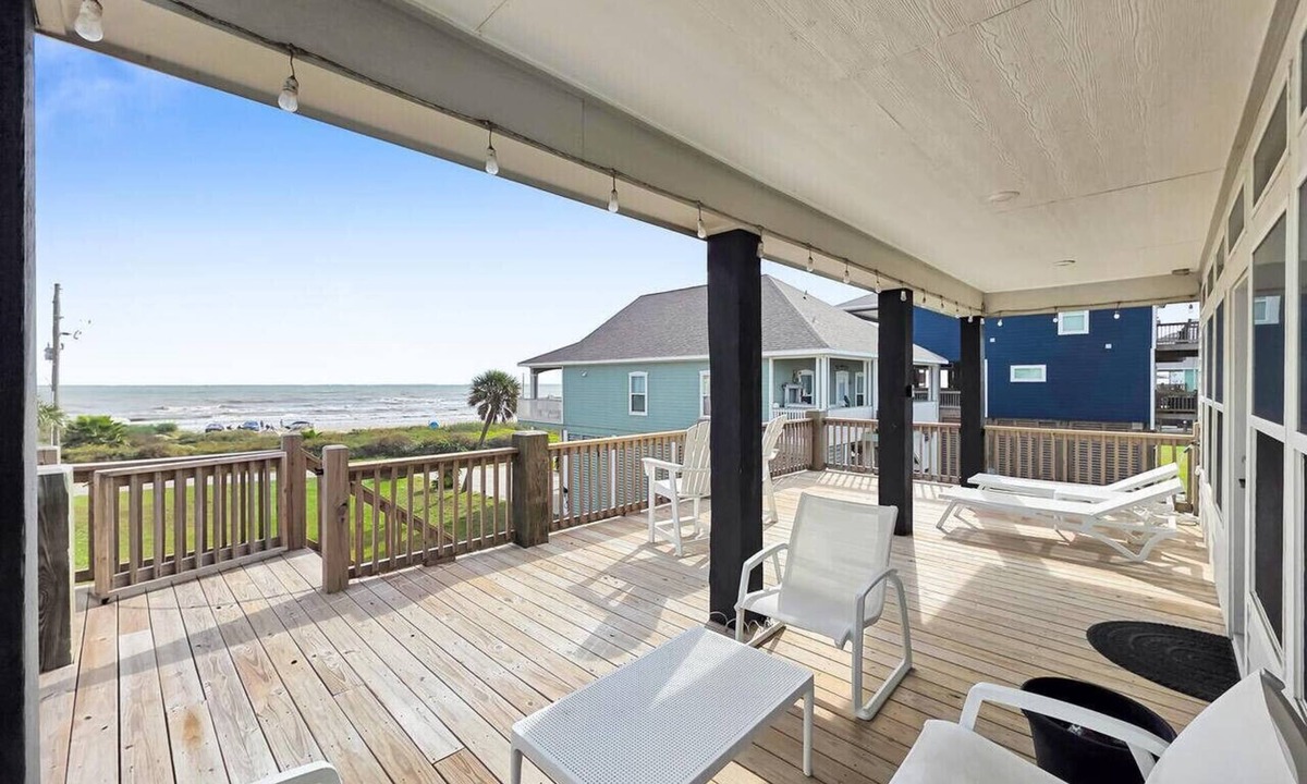 Crystal Beach House | Breezy Ocean View/Sleeps 10/Steps To Beach/Central
