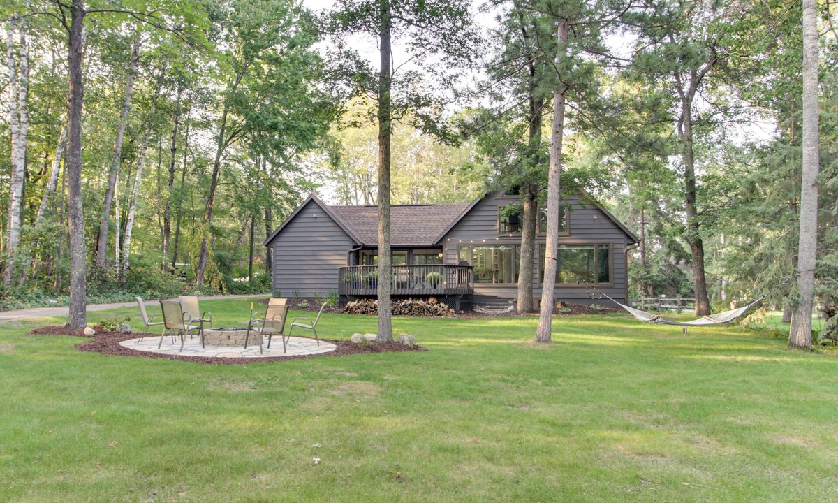 Breezy Point Cottage | Breezy Point Cabin: Deck w/Golf Course Views!