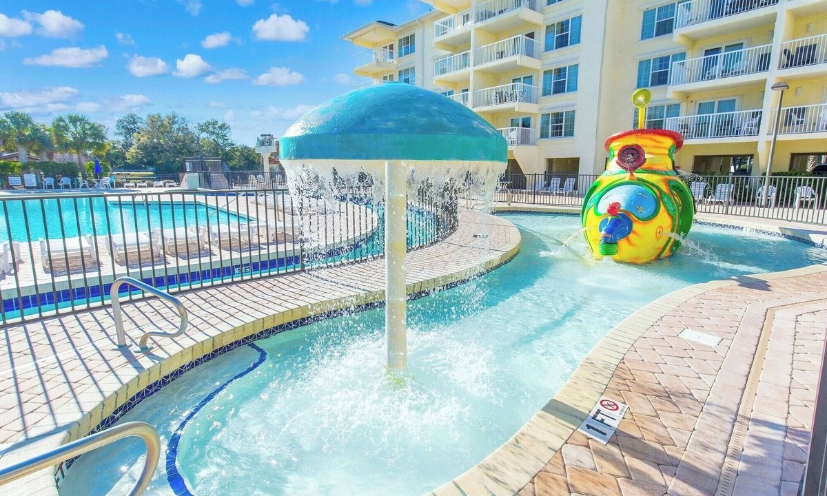 Litchfield by the Sea Hotel | Breezy Resort Retreat + Full Kitchen & Private Beach Access near Local Golf