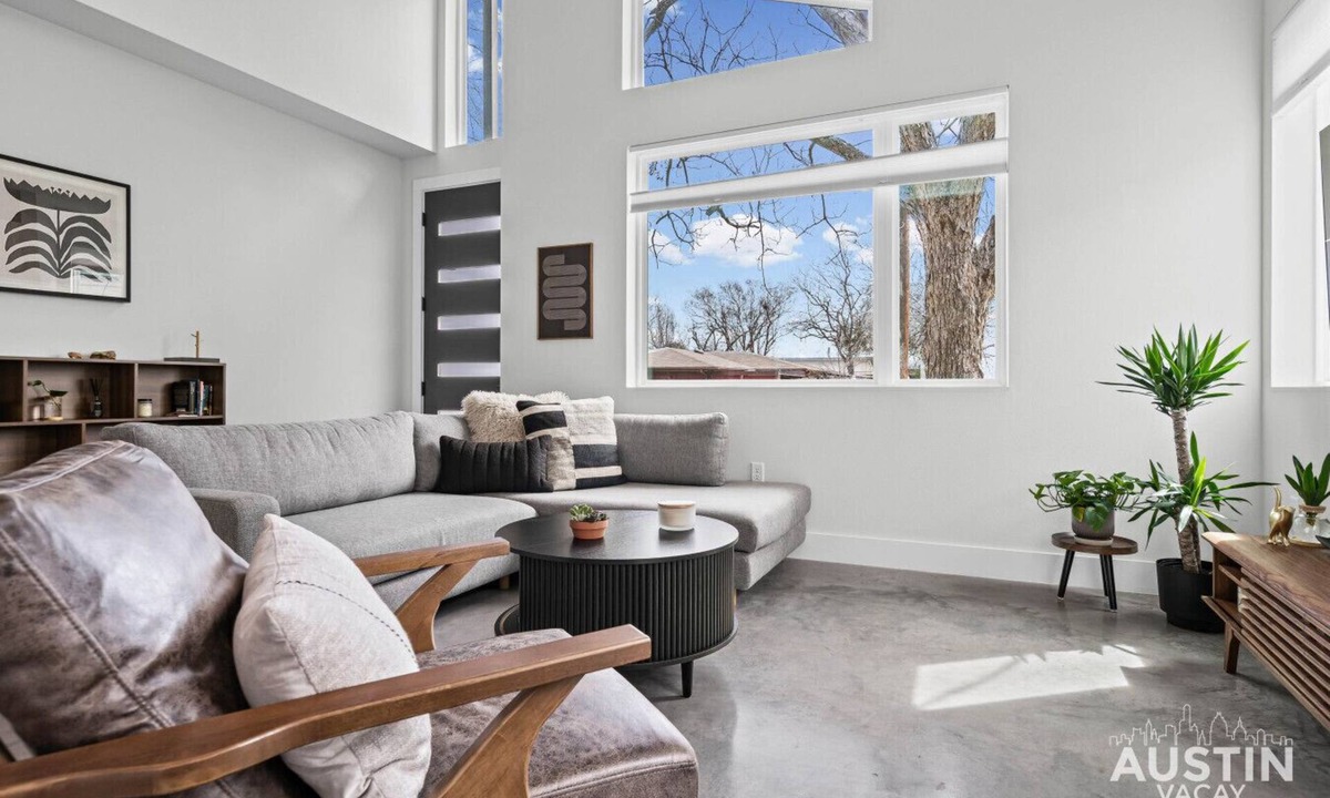 Brentwood House | Brentwood Escape w Lux King Suites - Walk to Honky Tonk Nights & Crafted Coffee!