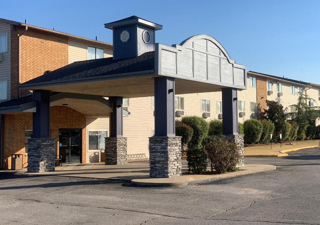 Clinton Hotel | Brentwood Inn Clinton
