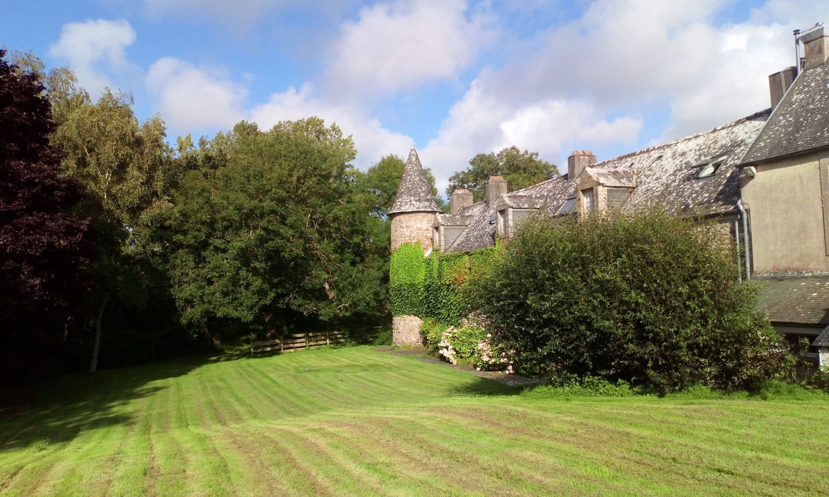 Plougasnou House | Breton manor house with riverside park