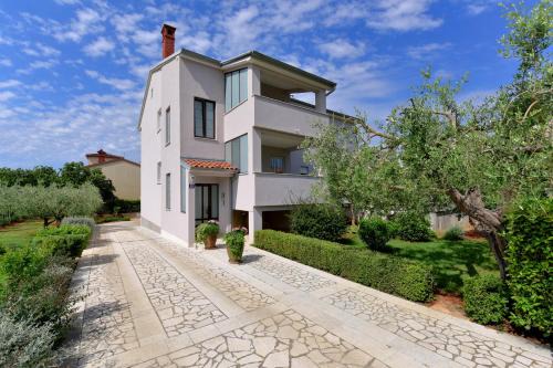 Valbandon Apartment | Brezac olive garden apartment