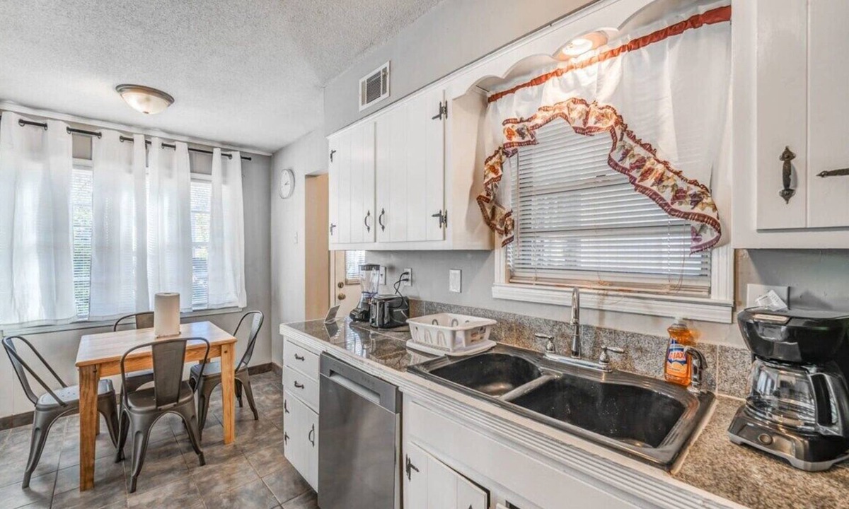 Ellendale House | Brick Bungalow - Mins from Parks