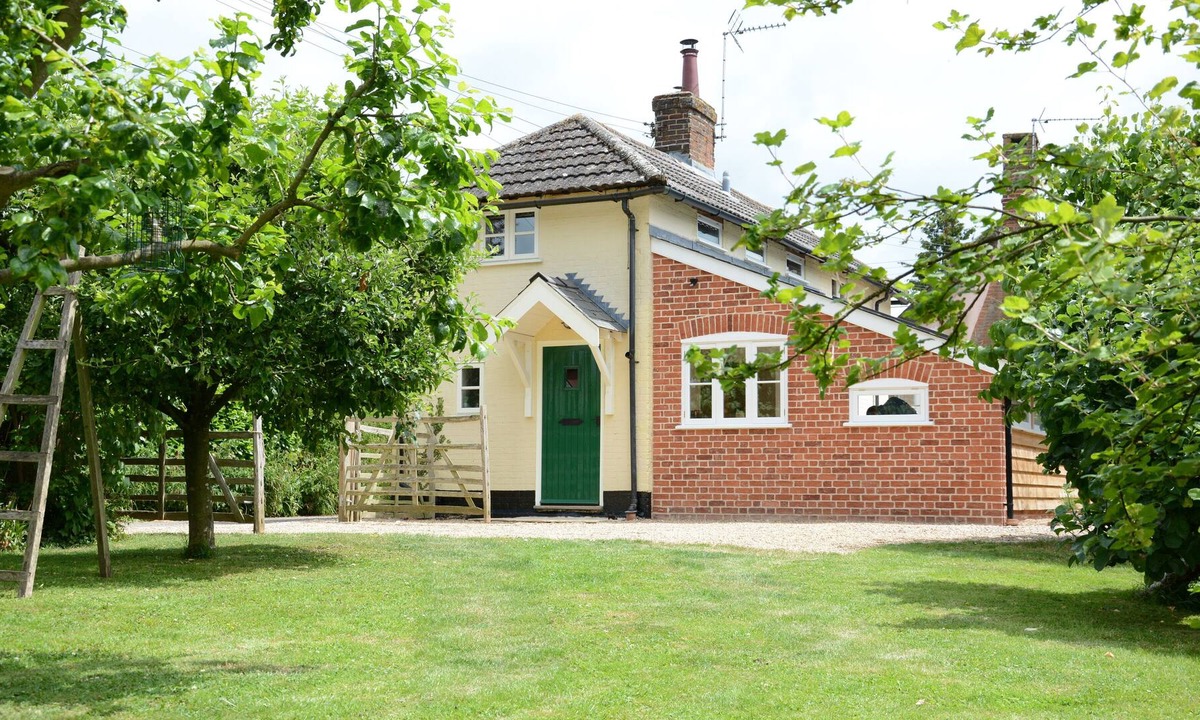 Kettlebaston Cottage | BRICK COTTAGE, KETTLEBASTON, pet friendly in Bildeston
