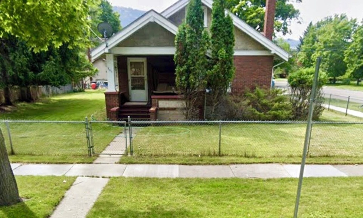 University District House | Brick University home just 2 blocks from the University!