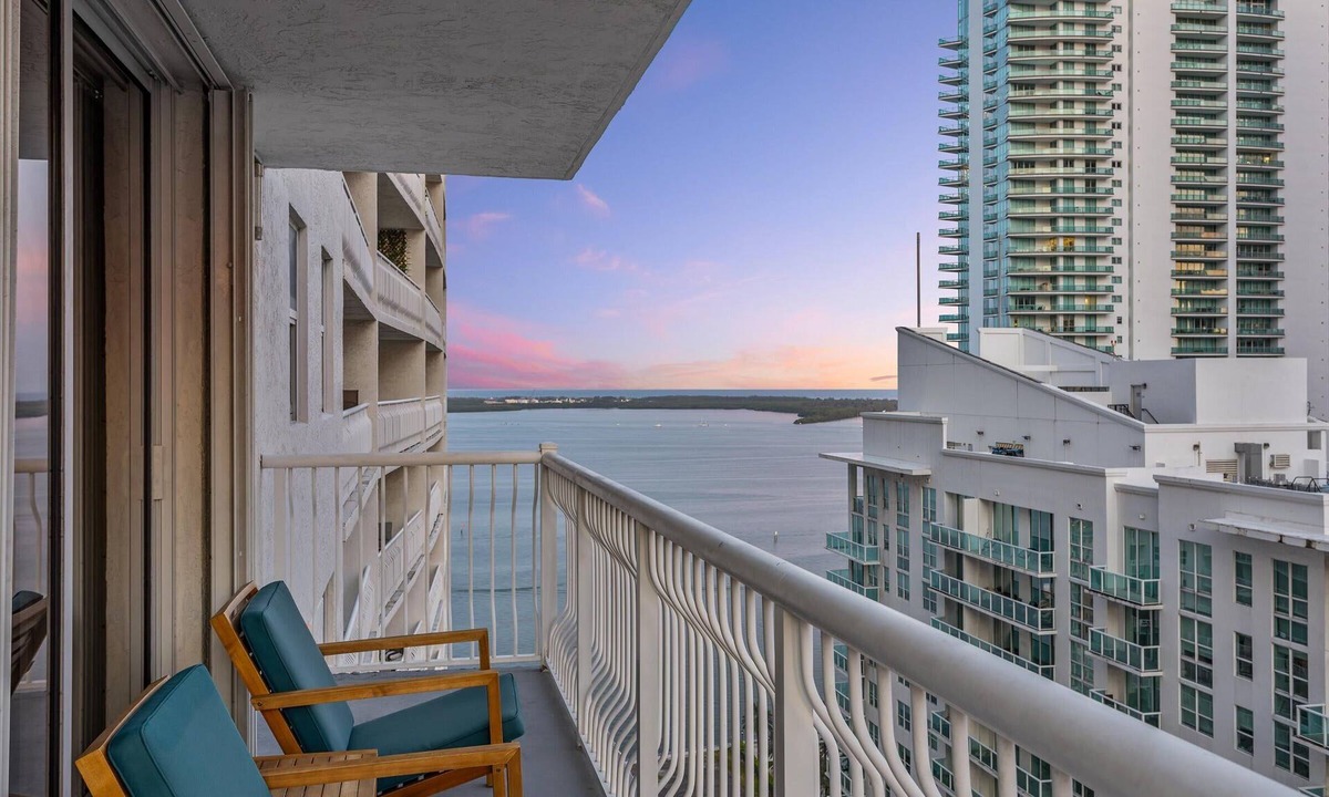 Brickell Apartment | Brickell Bayview Balcony Pool Free Parking