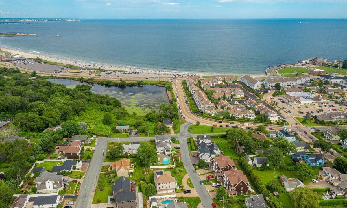 Narragansett Pier House | "Bricrist"-Private heated pool, walk to beach, central a/c, ocean views in Narragansett Pier!