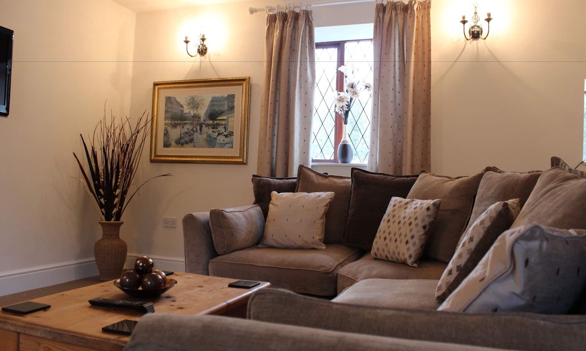 Oulton House | Bridge Farm Hotel