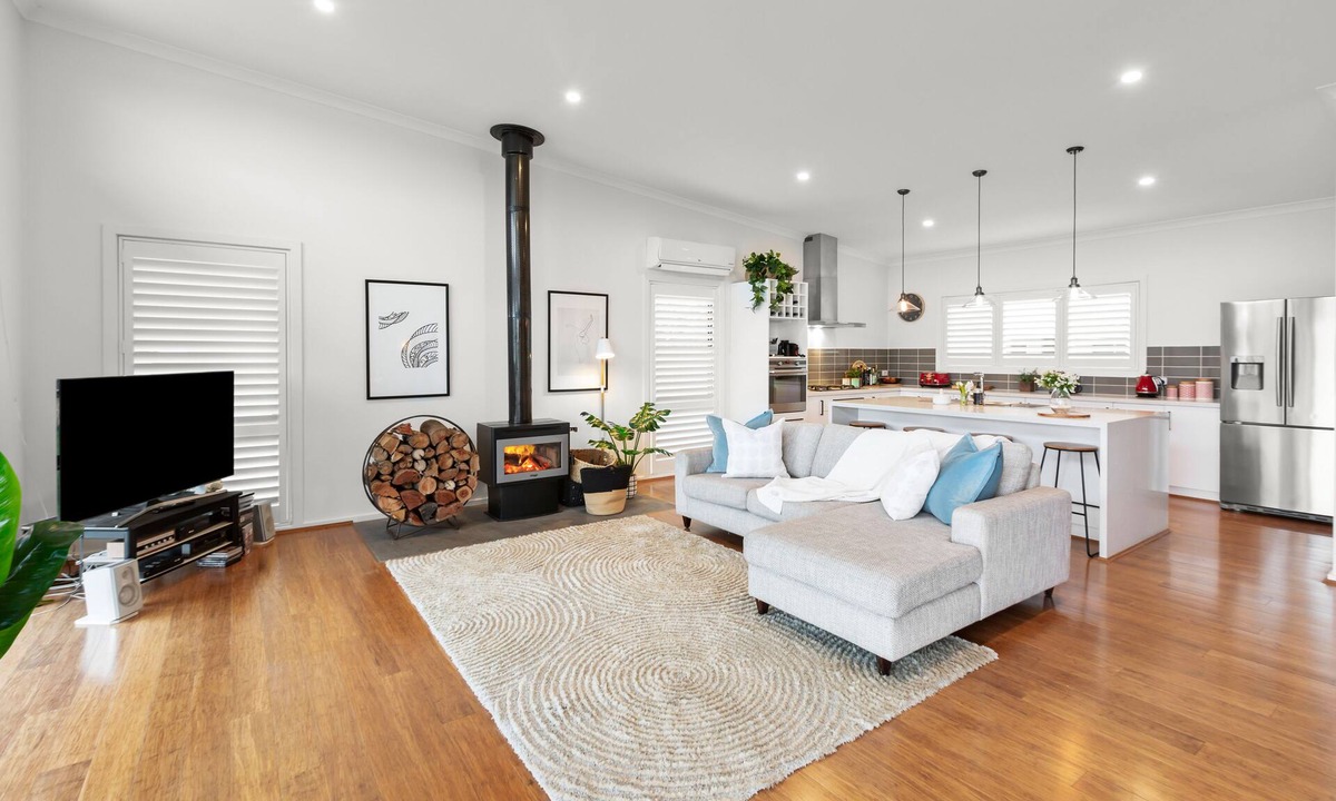 Bonnie Doon House | Bridge Water Views - Waterfront