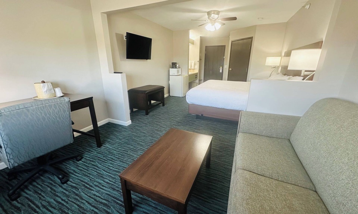 Lincoln Hotel | BridgePointe Inn & Suites by BPhotels, Lincoln I-80/27th St