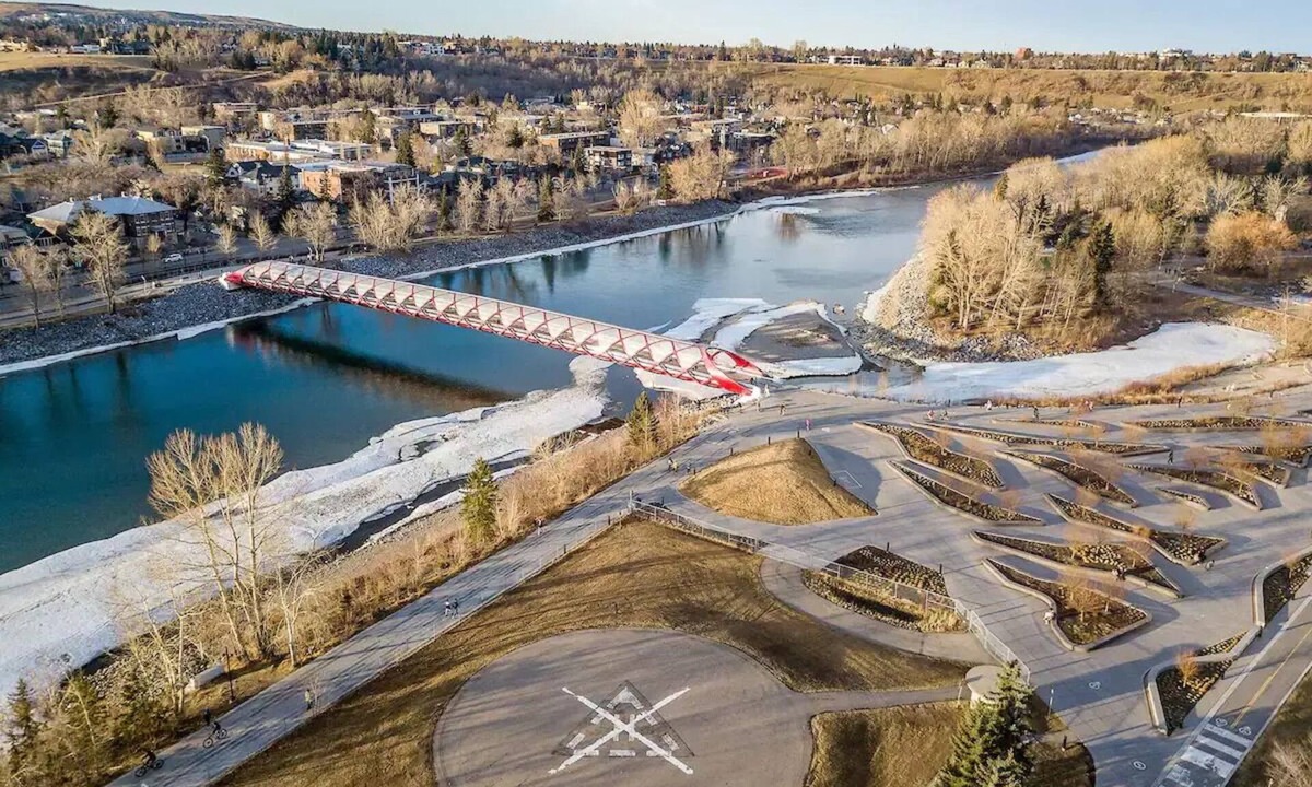 Eau Claire Apartment | Bridgeview #4 - Penthouse studio w free parking