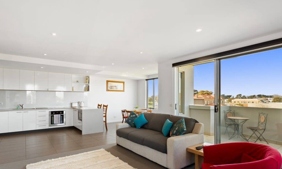 San Remo Apartment | Bridgeview App with Queen Bed