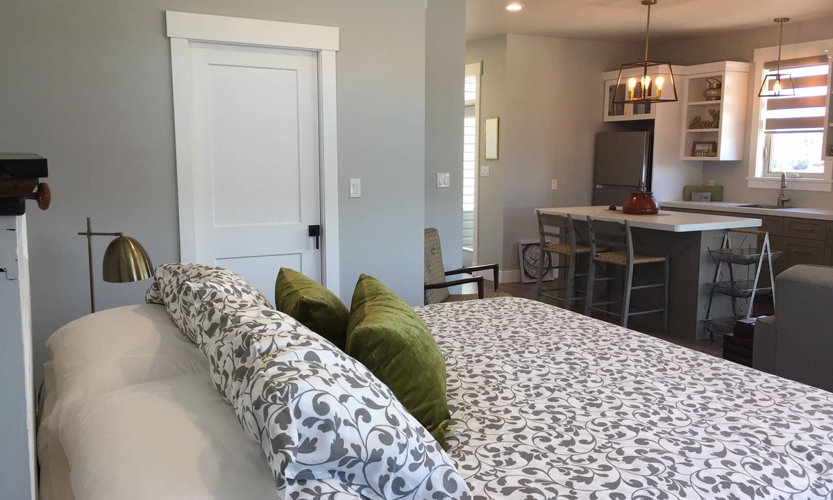 Cardigan Apartment | Brielle’s River Retreat….Open Concept Suite