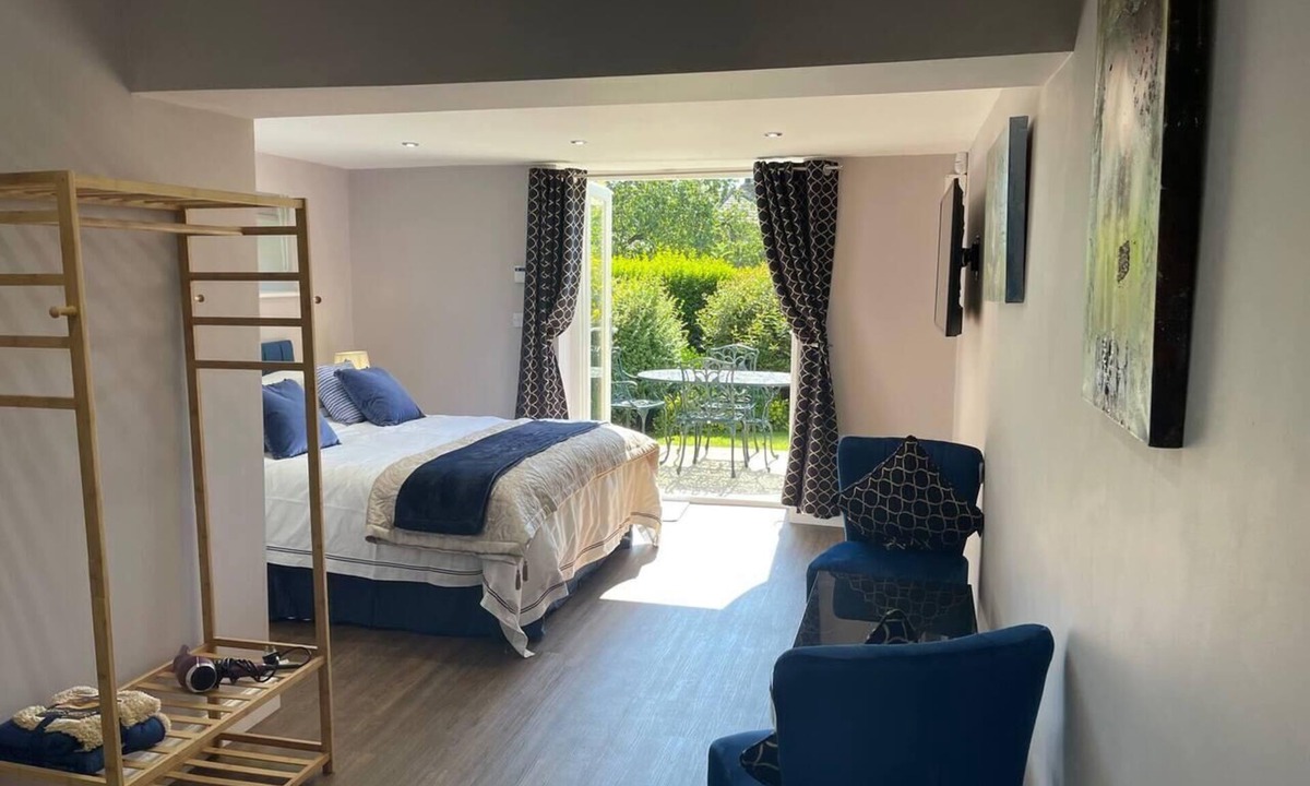 Brighouse Apartment | Brighouse Studio - Pet Friendly! - Free Parking