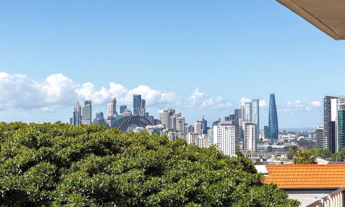 Neutral Bay Apartment | Bright 1-Bed with Balcony & Swimming Pool