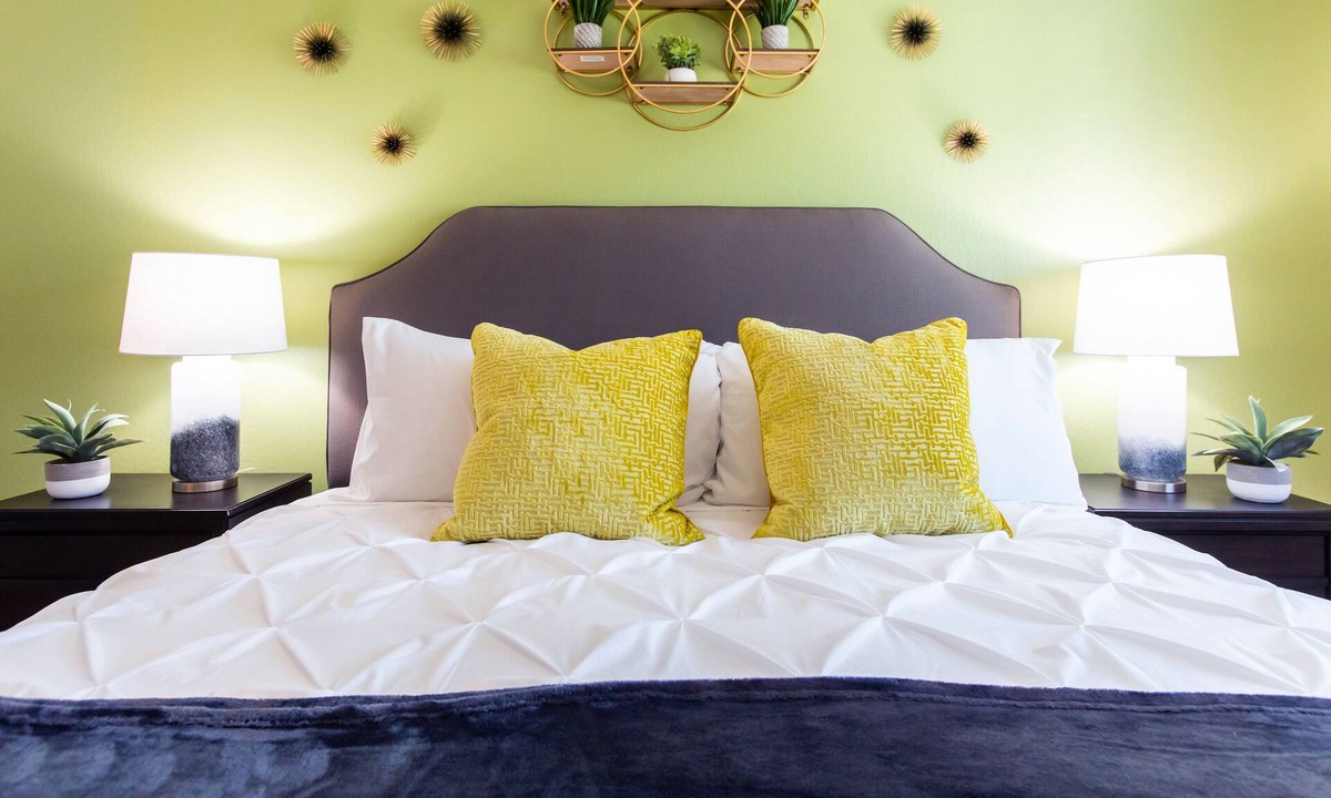 North Central Apartment | Bright 1Bd/1Ba w/Free Parking, Full Kitchen, Fast WiFi