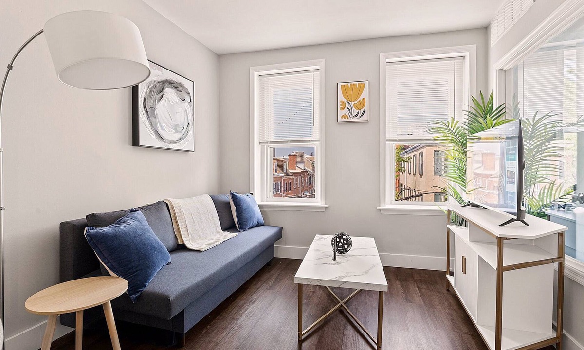 Southwark Apartment | Bright 1BD | 3 Beds | Queens Village Retreat