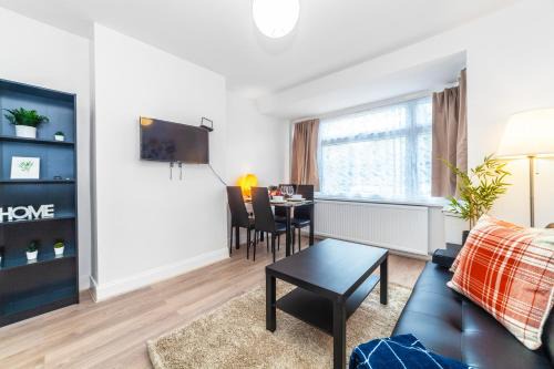 Enfield Highway Apartment | Bright 2 BDR Apartment w Parking