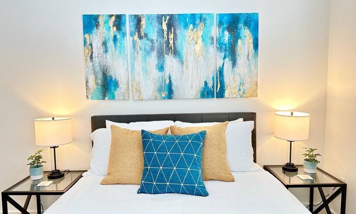 Wilshire Montana Apartment | Bright 2 Bed/2 Bath w/Views Walk to the Beach DTSM