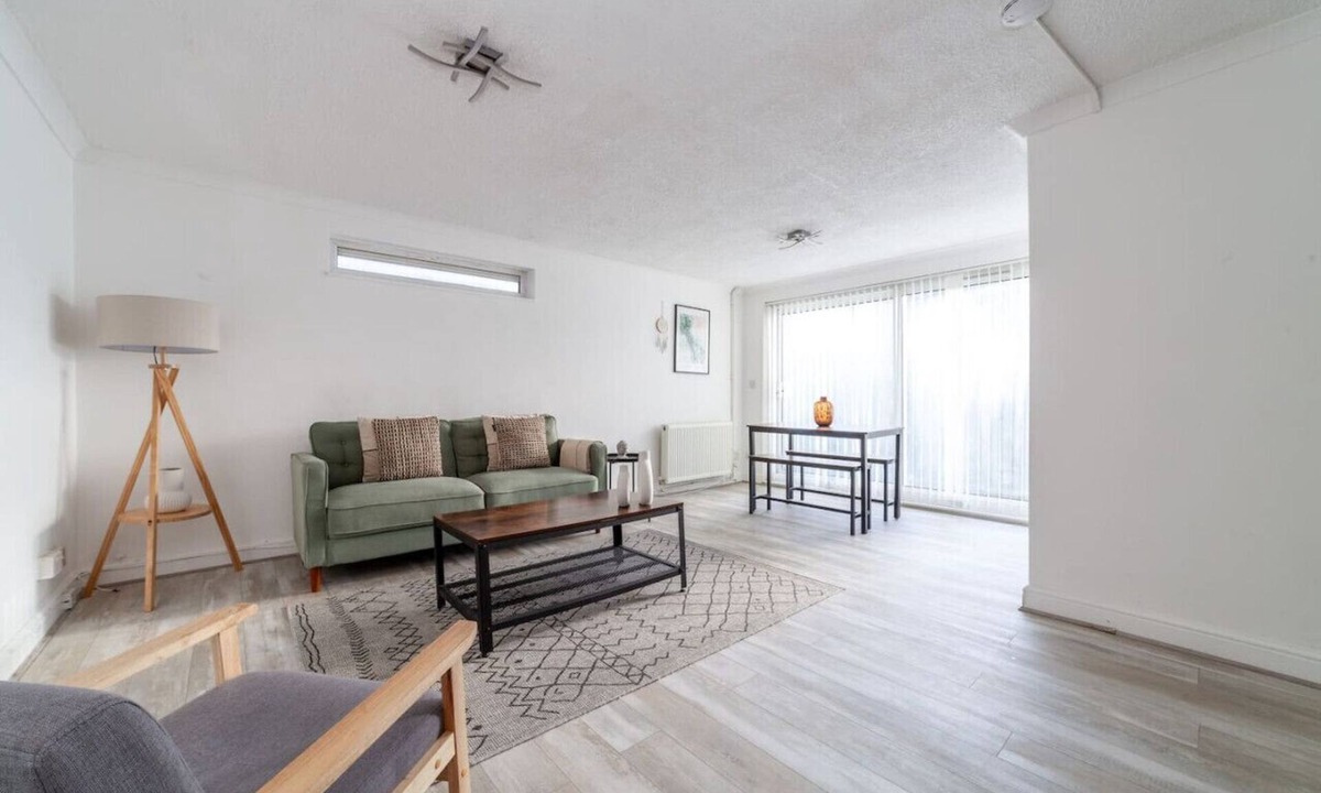 Wood Street Apartment | Bright 2 Bed Flat Walthamstow