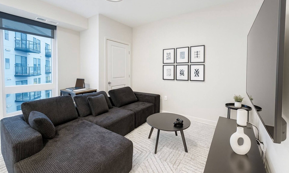 West Seventh Apartment | Bright 2-bedroom apartment with AC in enjoyable Saint Paul