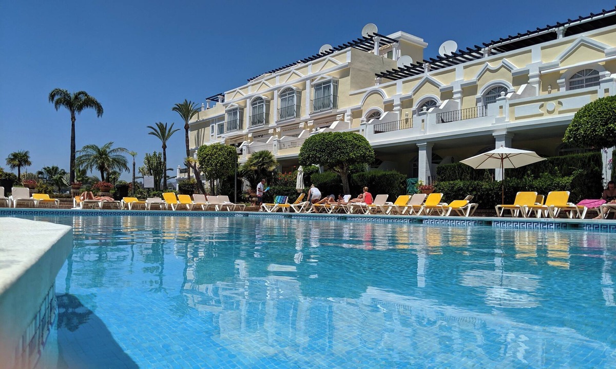 Marbella Apartment | Bright 2 bedroom apartment in a great location! 3 Pools, Private FREE Parking!