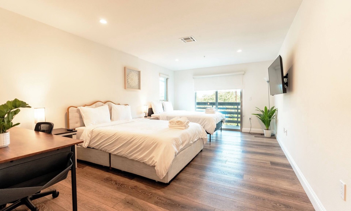 Lamanda Park Apartment | Bright 2-bedroom apartment with AC in peaceful Pasadena