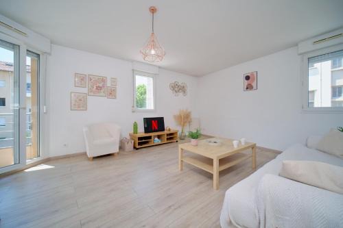Condrieu Apartment | Bright, 2 bedrooms, central, garage and balcony
