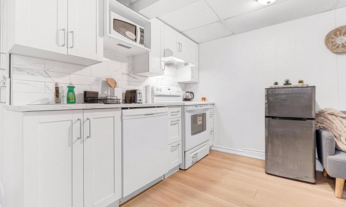 Pleasant View Apartment | Bright 2 Bedrooms Stay. Peace and Quiet. Free Parking