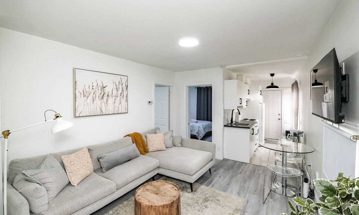 East Windsor Apartment | Bright 2BR near Walkerville | Walkable to River & Shops + Free Parking & WiFi