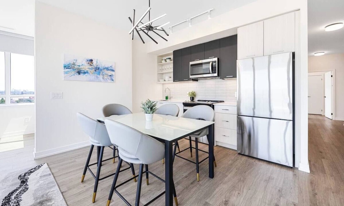 Harwood Hotel | Bright 3 Bedroom Home with Stunning View and Parking