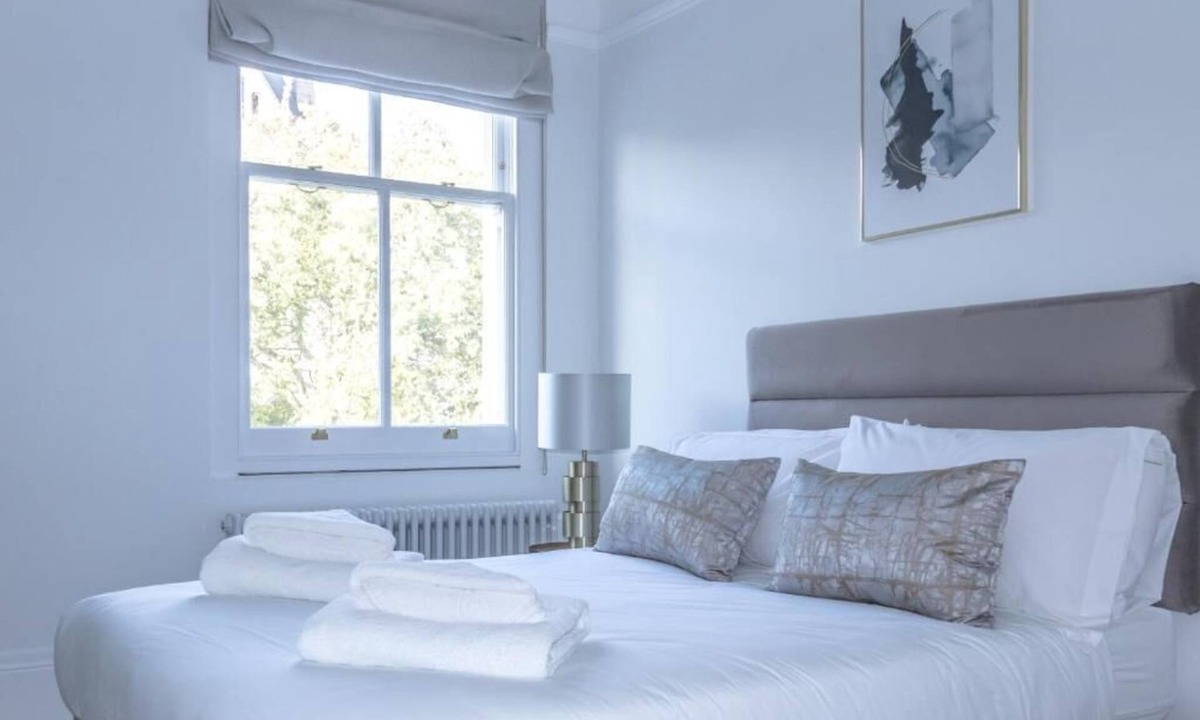 Queen's Gate Apartment | Bright 3-room apartment