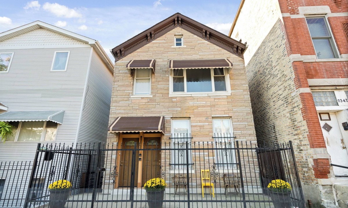 Heart of Chicago Apartment | Bright 3BR/1BA FREE Parking/Laundry in Pilsen. Minutes from Downtown